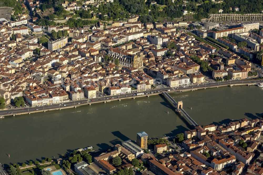 Luftaufnahme Vienne - Sakralbau - Kirchengebäude der Kathedrale St-Maurice im Stadtzentrum in Vienne in Frankreich