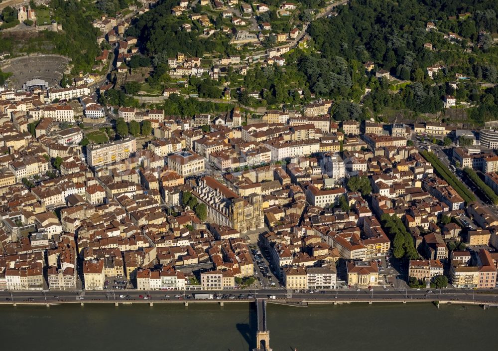 Vienne von oben - Sakralbau - Kirchengebäude der Kathedrale St-Maurice im Stadtzentrum in Vienne in Frankreich