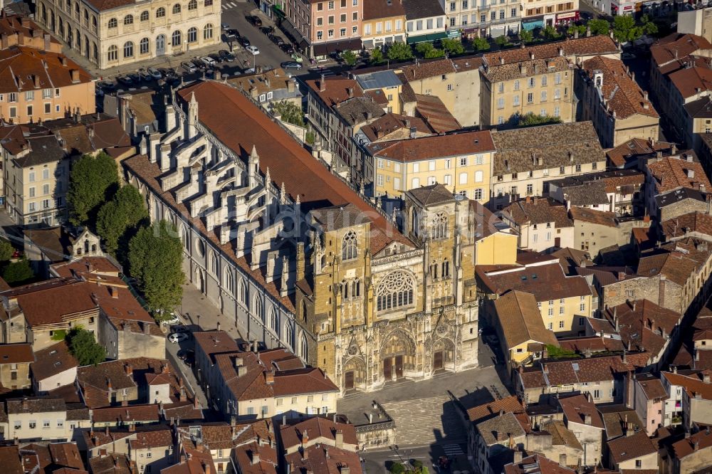 Vienne aus der Vogelperspektive: Sakralbau - Kirchengebäude der Kathedrale St-Maurice im Stadtzentrum in Vienne in Frankreich