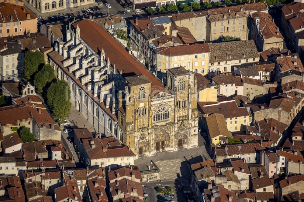 Luftbild Vienne - Sakralbau - Kirchengebäude der Kathedrale St-Maurice im Stadtzentrum in Vienne in Frankreich