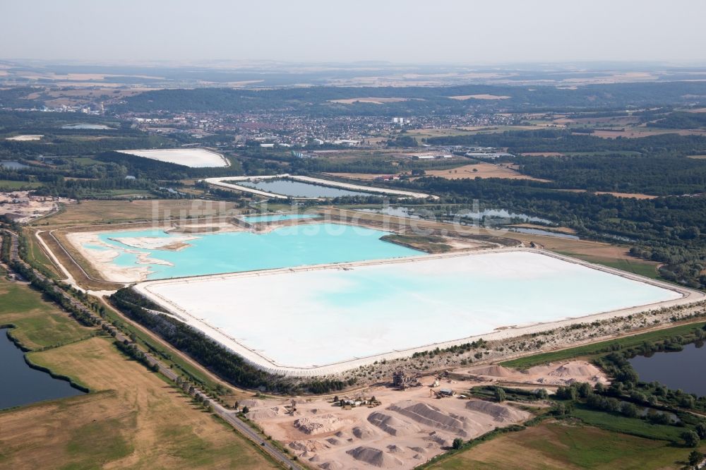 Rosières-aux-Salines aus der Vogelperspektive: Salinen Felder zur Salzgewinnung in Rosières-aux-Salines in Alsace-Champagne-Ardenne-Lorraine, Frankreich