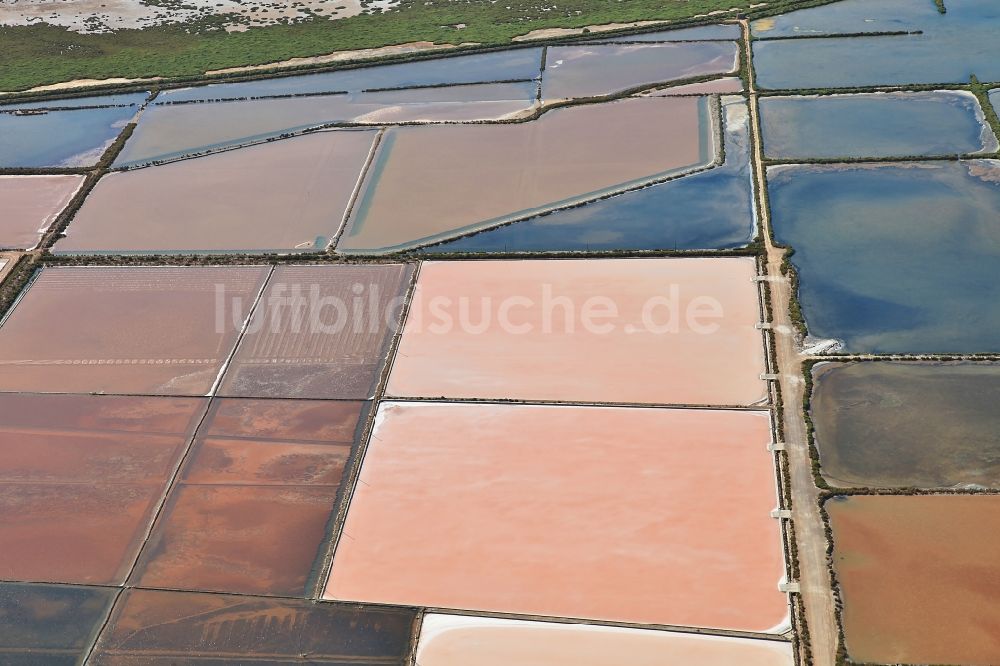 Luftbild Ses Salines d'es Trenc - Salinen Felder zur Salzgewinnung Ses salines d'es trenc in Campos auf der balearischen Mittelmeerinsel Mallorca, Spanien