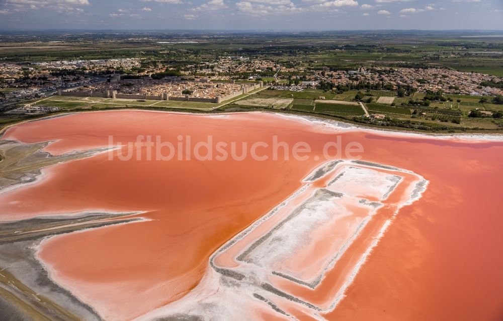 Luftbild Aigues-Mortes - Salinen- Landschaft in Aigues-Mortes in Frankreich