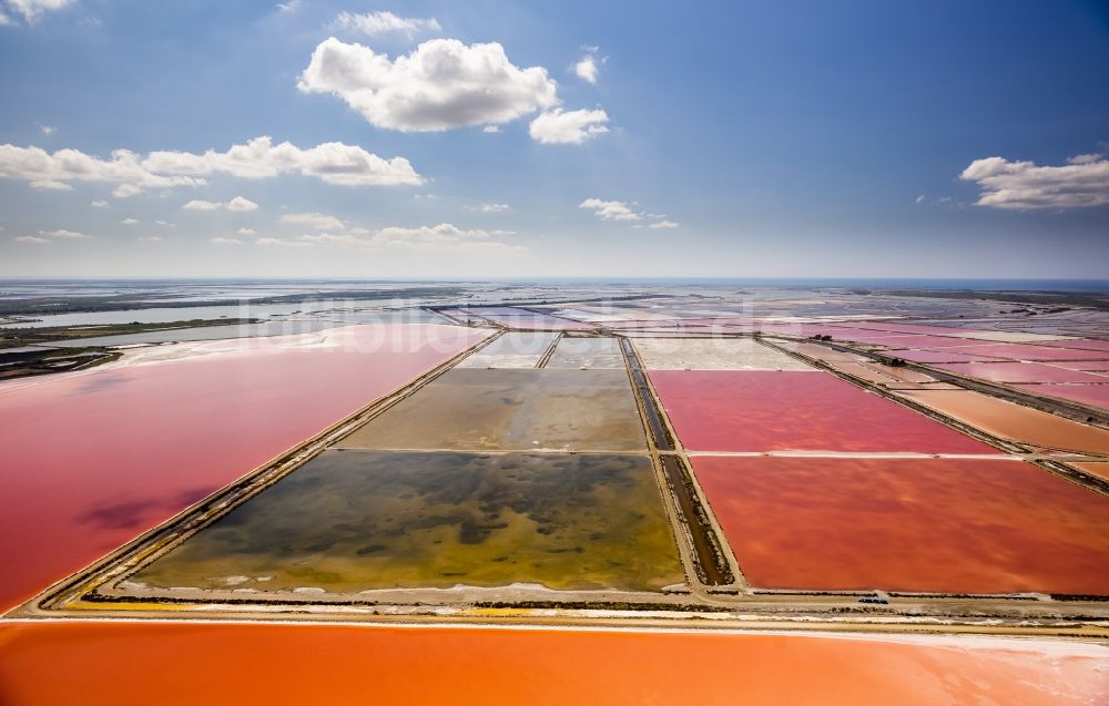 Aigues-Mortes aus der Vogelperspektive: Salinen- Landschaft in Aigues-Mortes in Frankreich