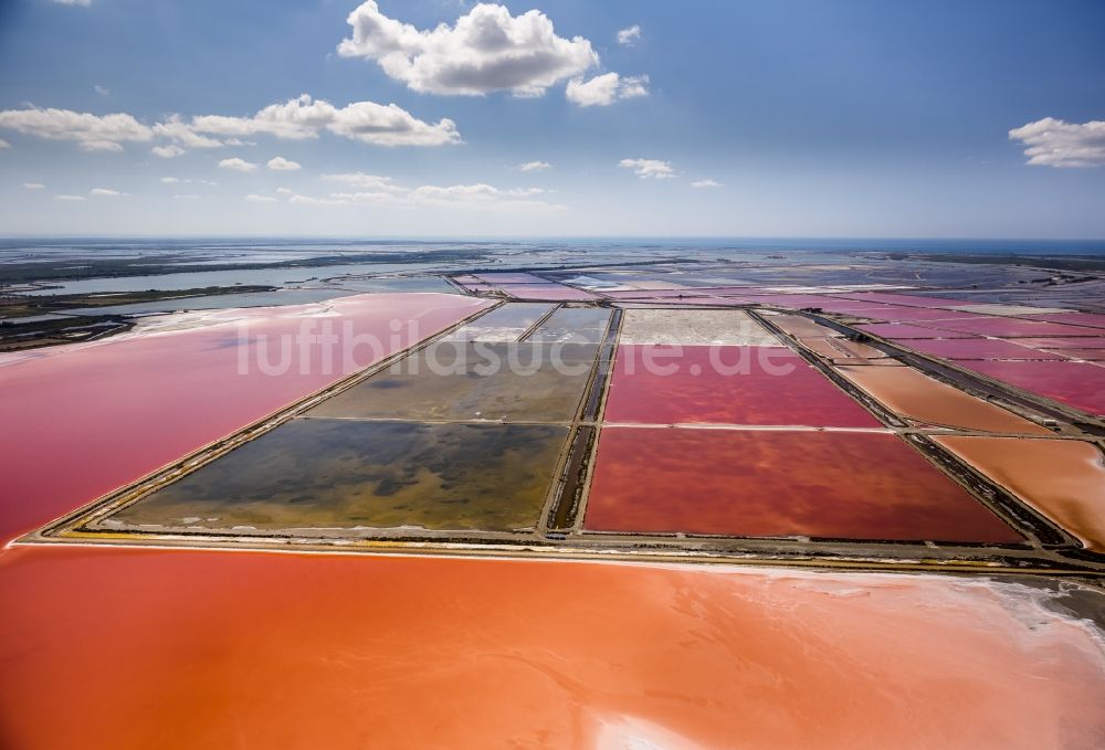 Luftbild Aigues-Mortes - Salinen- Landschaft in Aigues-Mortes in Frankreich