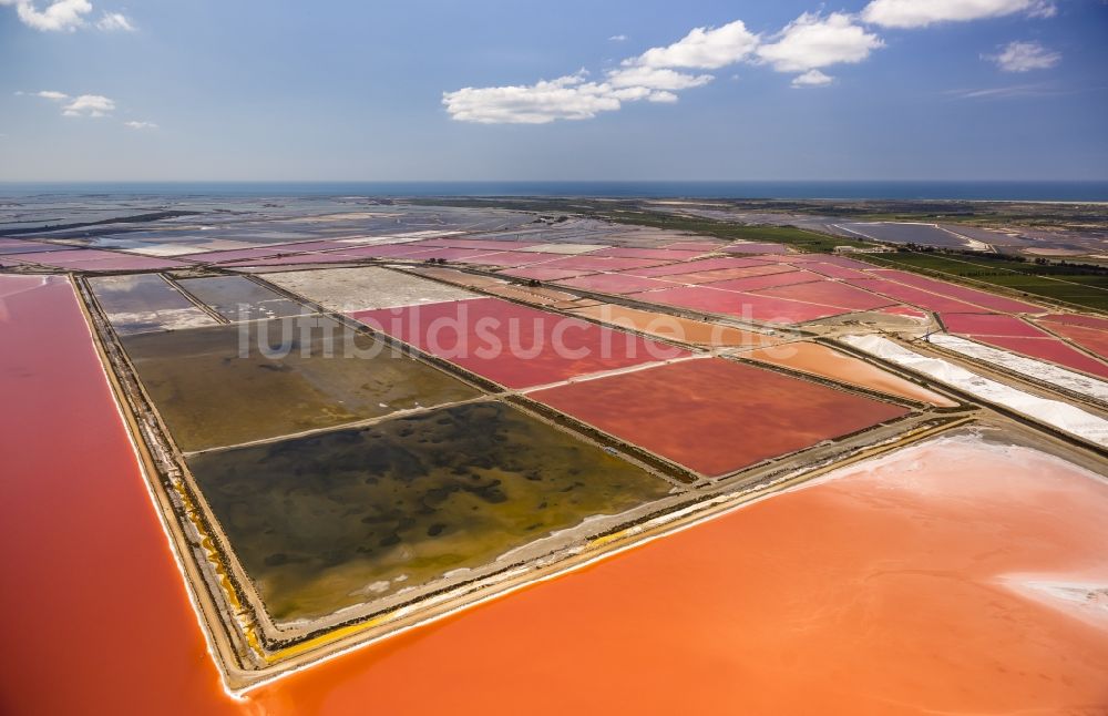 Luftaufnahme Aigues-Mortes - Salinen- Landschaft in Aigues-Mortes in Frankreich