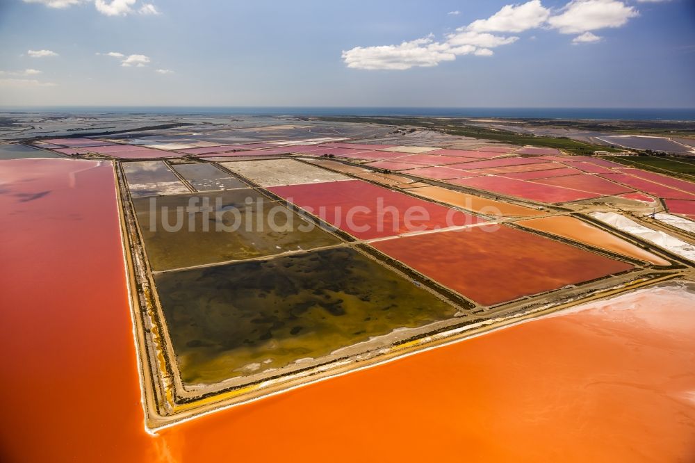 Aigues-Mortes von oben - Salinen- Landschaft in Aigues-Mortes in Frankreich