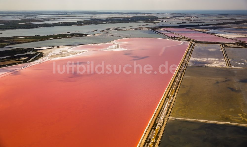 Aigues-Mortes aus der Vogelperspektive: Salinen- Landschaft in Aigues-Mortes in Frankreich