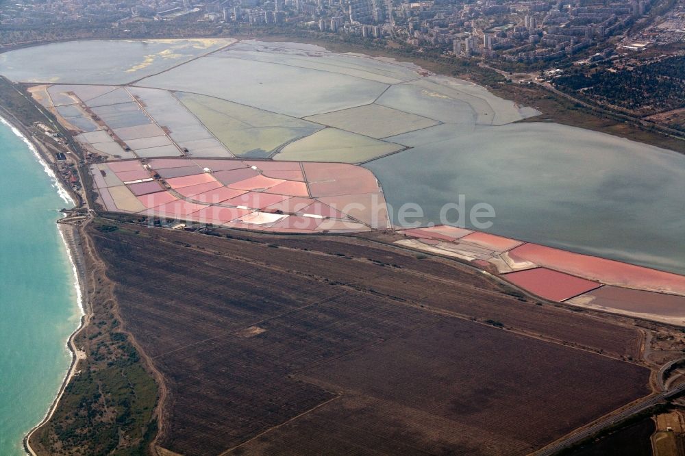 Luftaufnahme Burgas - Salzfelder am Schwarzen Meer bei Burgas im Verwaltungsbezirk / Oblast Burgas in Bulgarien / Bulgaria