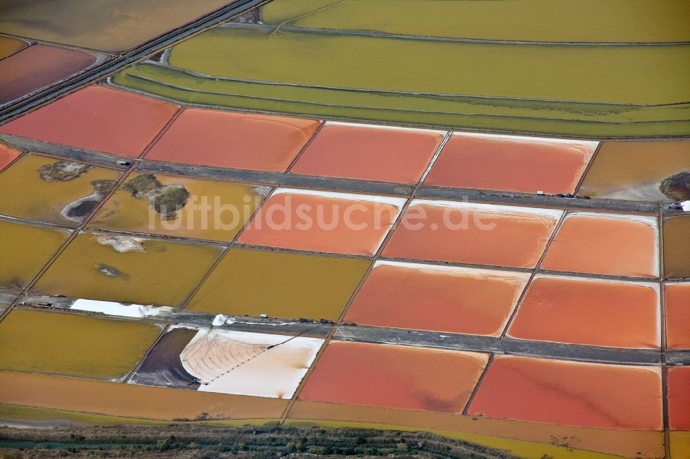 Burgas aus der Vogelperspektive: Salzfelder am Schwarzen Meer bei Burgas im Verwaltungsbezirk / Oblast Burgas in Bulgarien / Bulgaria