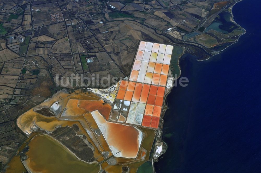 Cortiois von oben - Salzgewinnung in der Saline bei Cortiois in der Provinz Sardegna in Italien