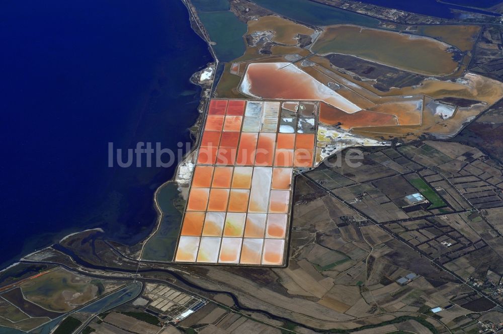 Cortiois aus der Vogelperspektive: Salzgewinnung in der Saline bei Cortiois in der Provinz Sardegna in Italien