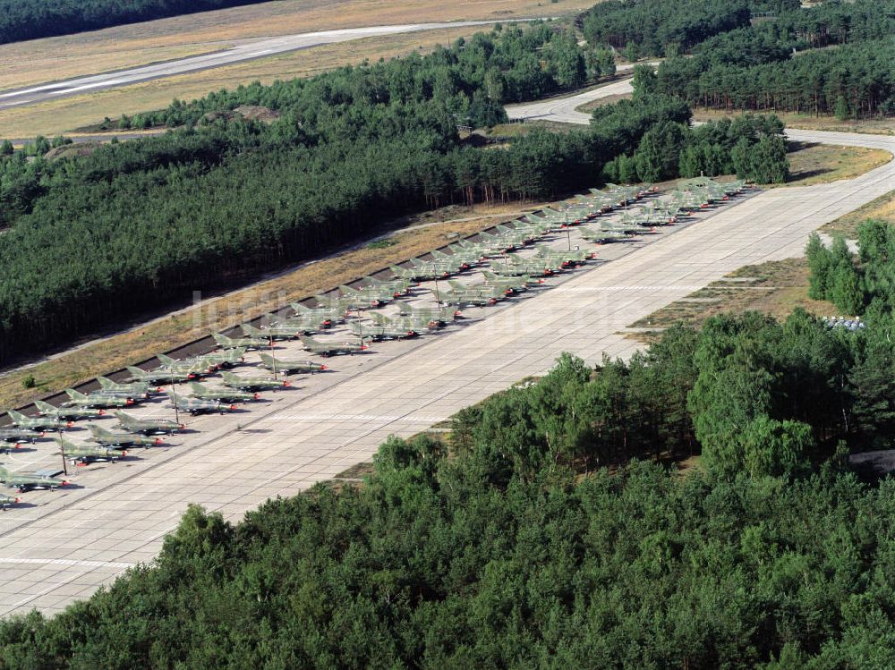 Drewitz von oben - Sammelplatz für MiG-21 auf dem Flugplatz Cottbus-Drewitz