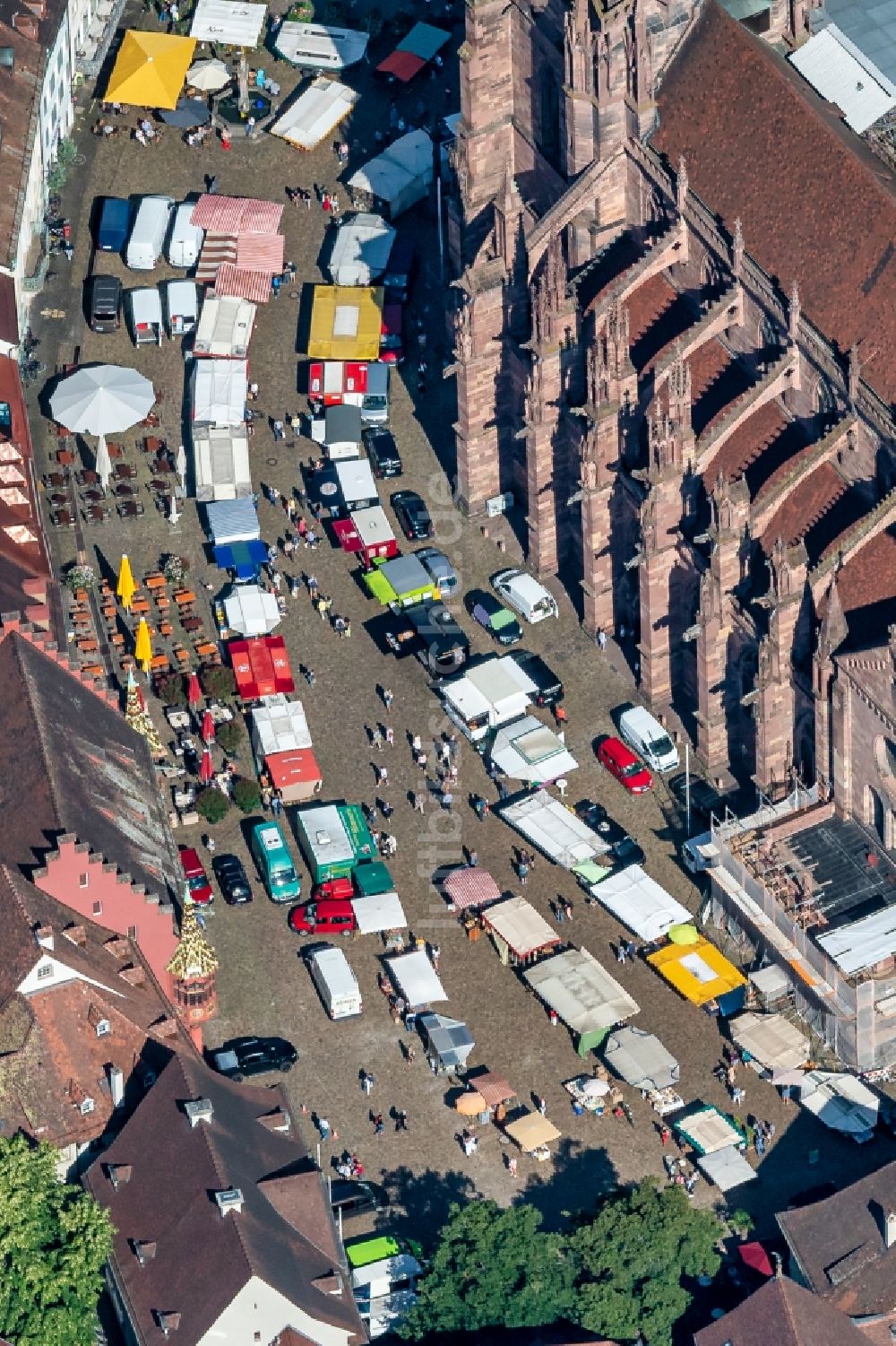 Freiburg im Breisgau von oben - Samstags Markt am Kirchengebäude des