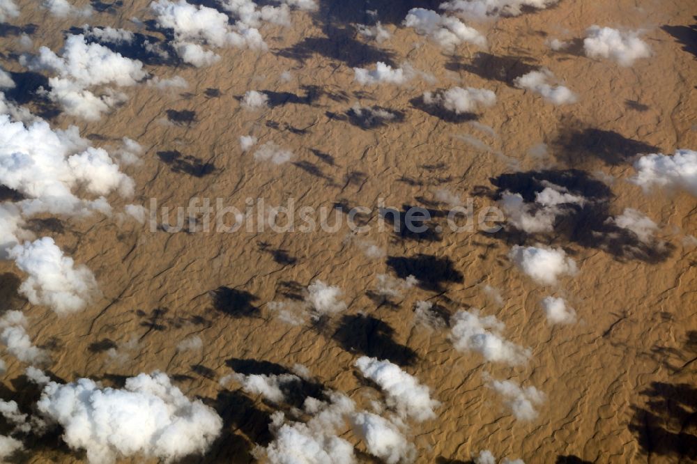 Sinai von oben - Sand- Dünen- und Wüsten- Landschaft der Arabischen Wüste in Sinai in North Sinai Governorate, Ägypten