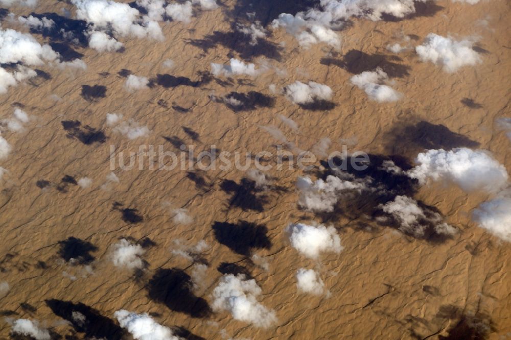 Sinai aus der Vogelperspektive: Sand- Dünen- und Wüsten- Landschaft der Arabischen Wüste in Sinai in North Sinai Governorate, Ägypten