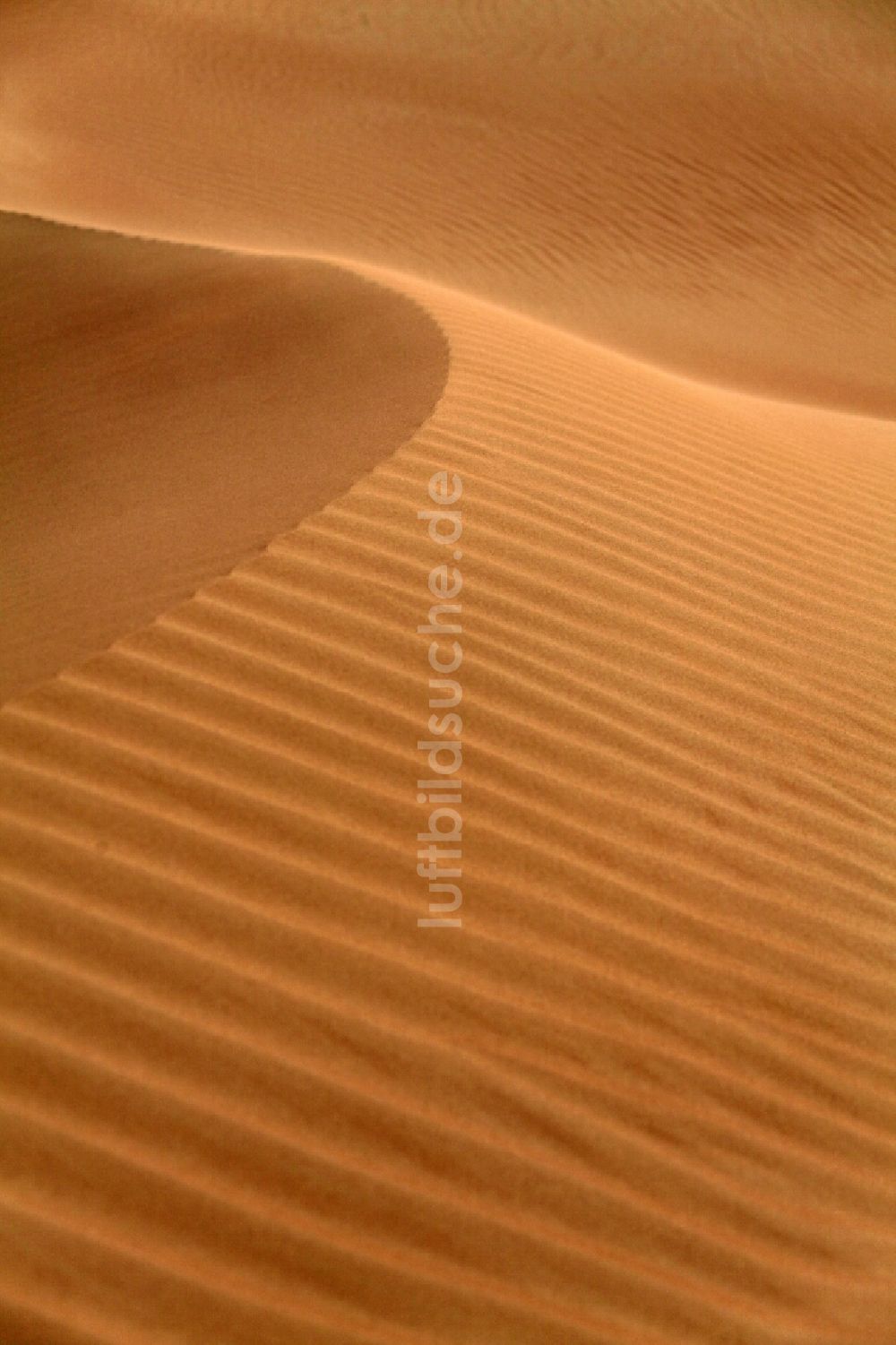 Dubai aus der Vogelperspektive: Sand- Dünen- und Wüsten- Landschaft bei Dubai, Vereinigte Arabische Emirate