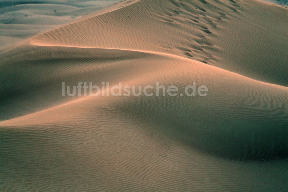 Luftbild Dubai - Sand- Dünen- und Wüsten- Landschaft bei Dubai, Vereinigte Arabische Emirate