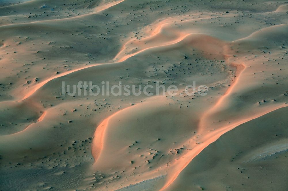 Luftaufnahme Dubai - Sand- Dünen- und Wüsten- Landschaft bei Dubai, Vereinigte Arabische Emirate