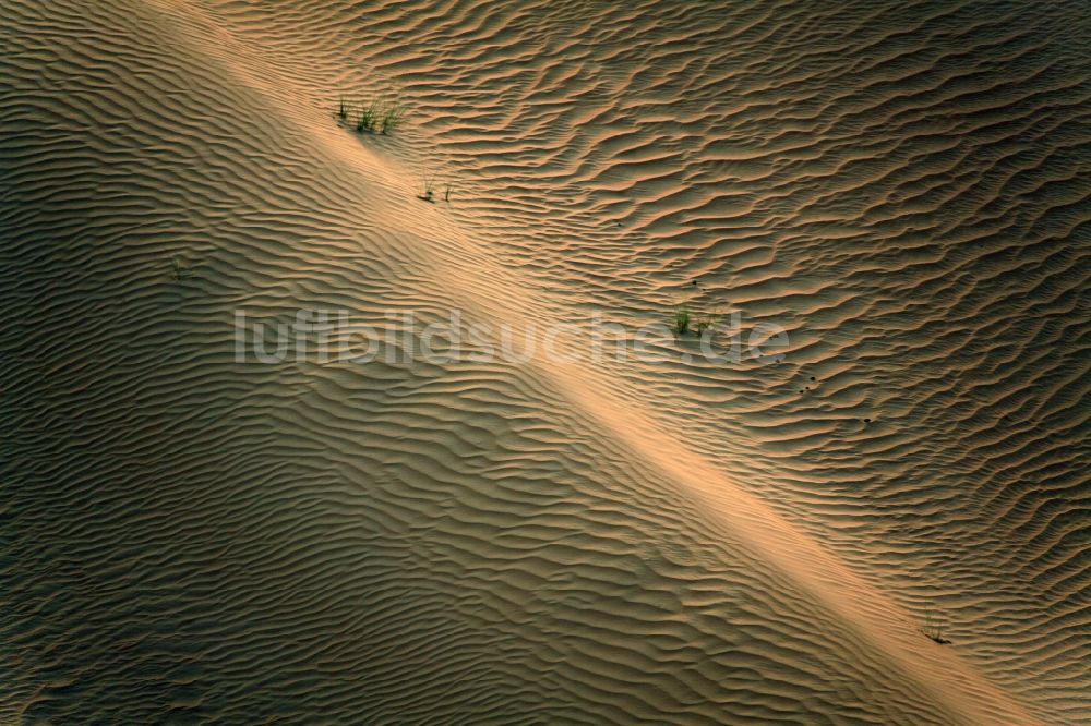 Dubai von oben - Sand- Dünen- und Wüsten- Landschaft bei Dubai, Vereinigte Arabische Emirate