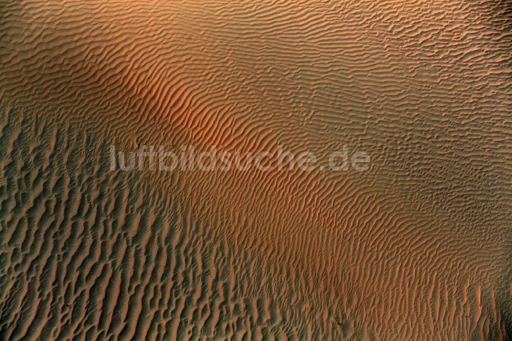 Dubai aus der Vogelperspektive: Sand- Dünen- und Wüsten- Landschaft bei Dubai, Vereinigte Arabische Emirate