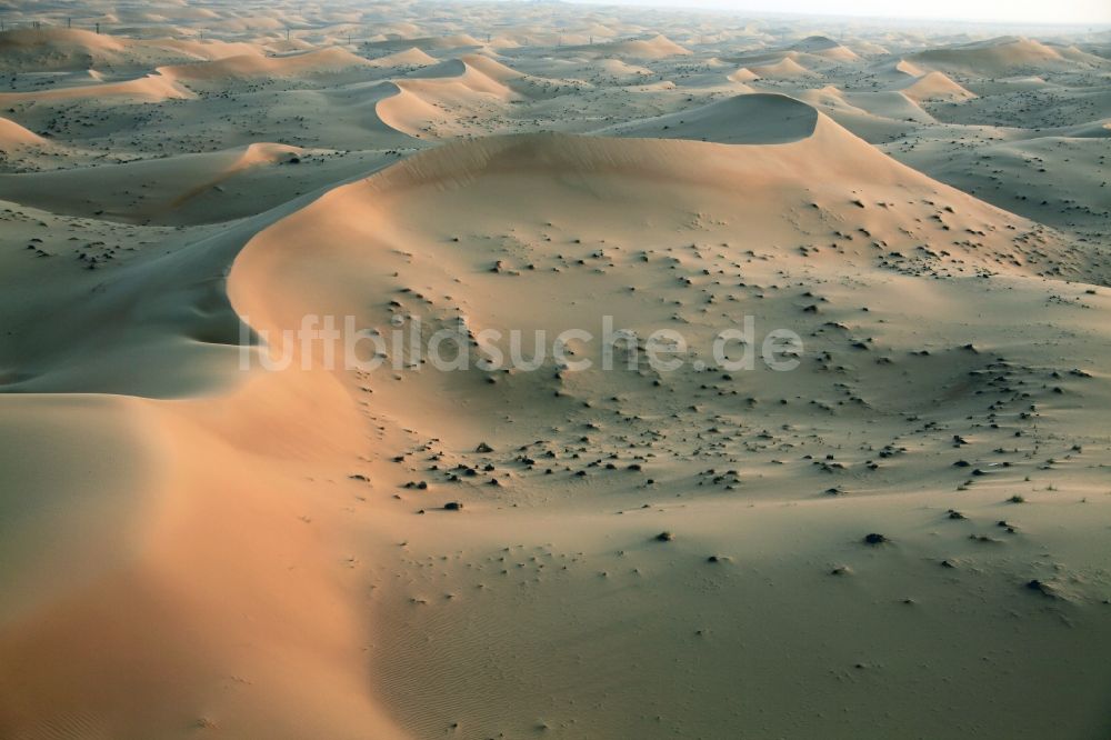 Luftaufnahme Dubai - Sand- Dünen- und Wüsten- Landschaft bei Dubai, Vereinigte Arabische Emirate