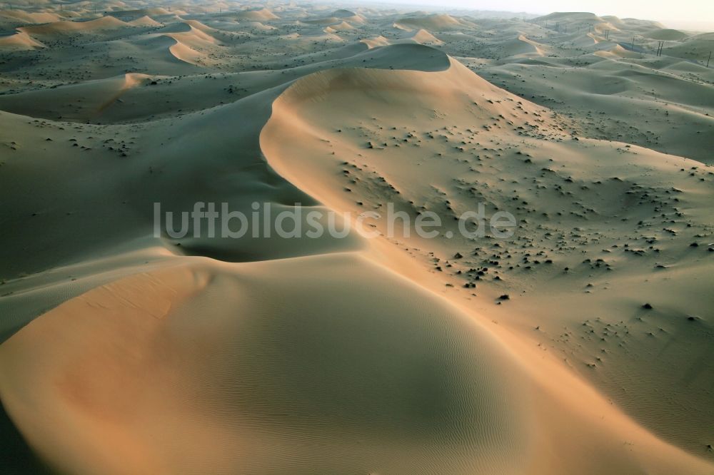 Dubai von oben - Sand- Dünen- und Wüsten- Landschaft bei Dubai, Vereinigte Arabische Emirate