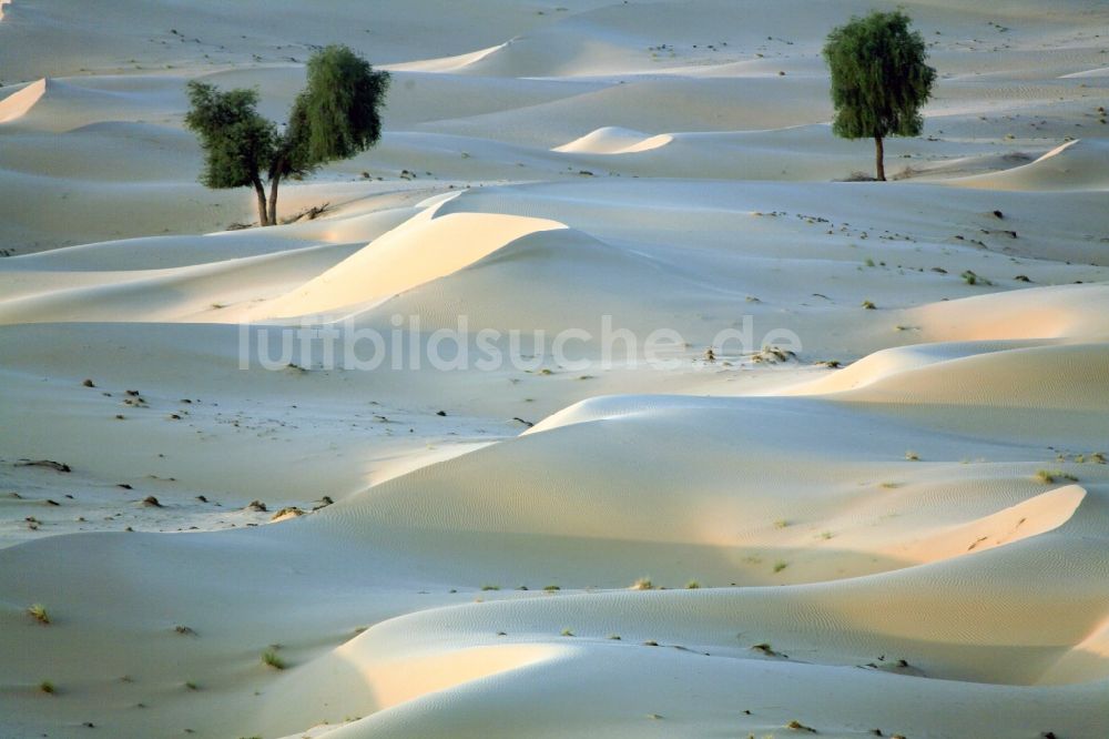 Dubai aus der Vogelperspektive: Sand- Dünen- und Wüsten- Landschaft bei Dubai, Vereinigte Arabische Emirate