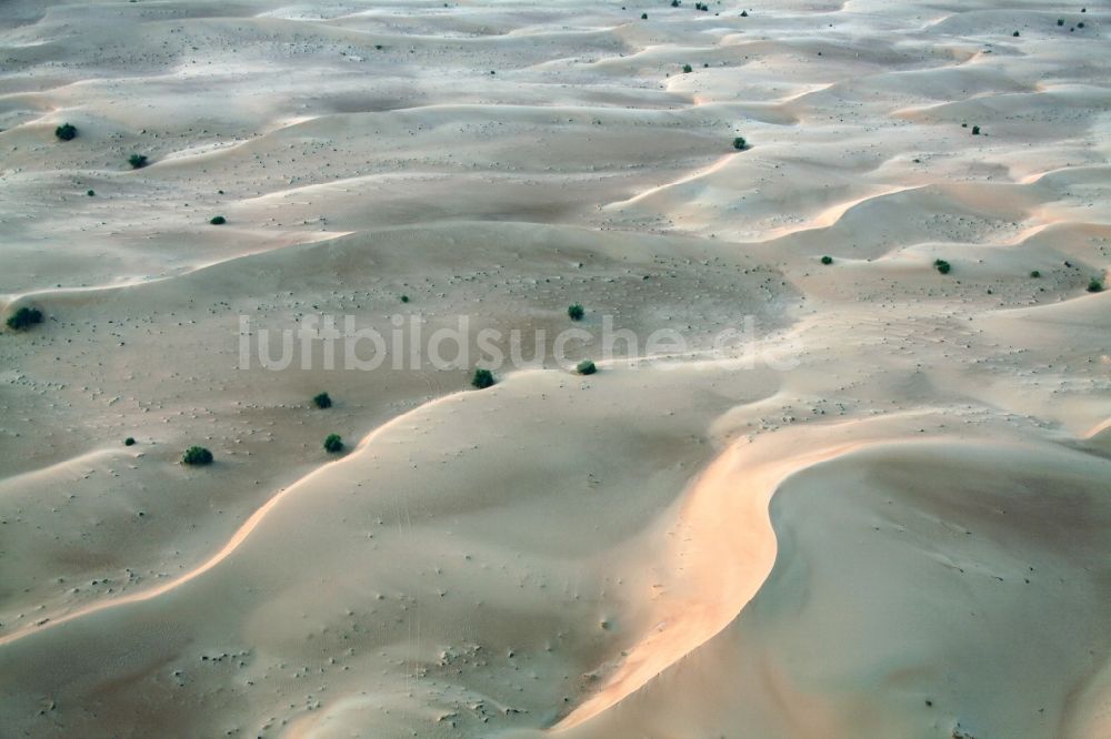 Luftaufnahme Dubai - Sand- Dünen- und Wüsten- Landschaft bei Dubai, Vereinigte Arabische Emirate