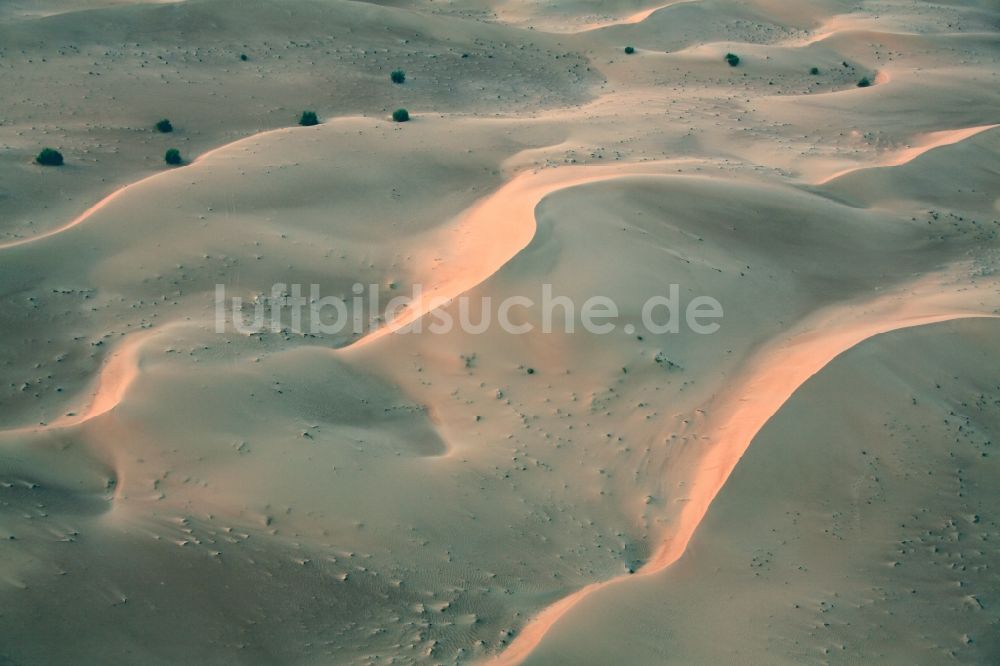 Dubai von oben - Sand- Dünen- und Wüsten- Landschaft bei Dubai, Vereinigte Arabische Emirate