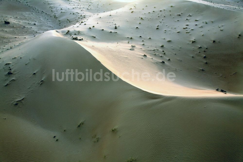 Luftbild Dubai - Sand- Dünen- und Wüsten- Landschaft bei Dubai, Vereinigte Arabische Emirate