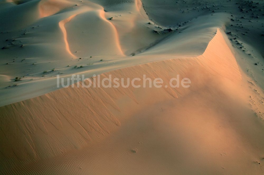 Luftaufnahme Dubai - Sand- Dünen- und Wüsten- Landschaft bei Dubai, Vereinigte Arabische Emirate