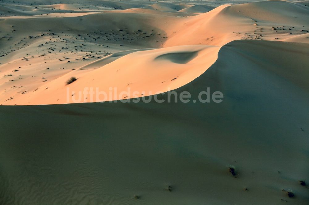 Dubai von oben - Sand- Dünen- und Wüsten- Landschaft bei Dubai, Vereinigte Arabische Emirate