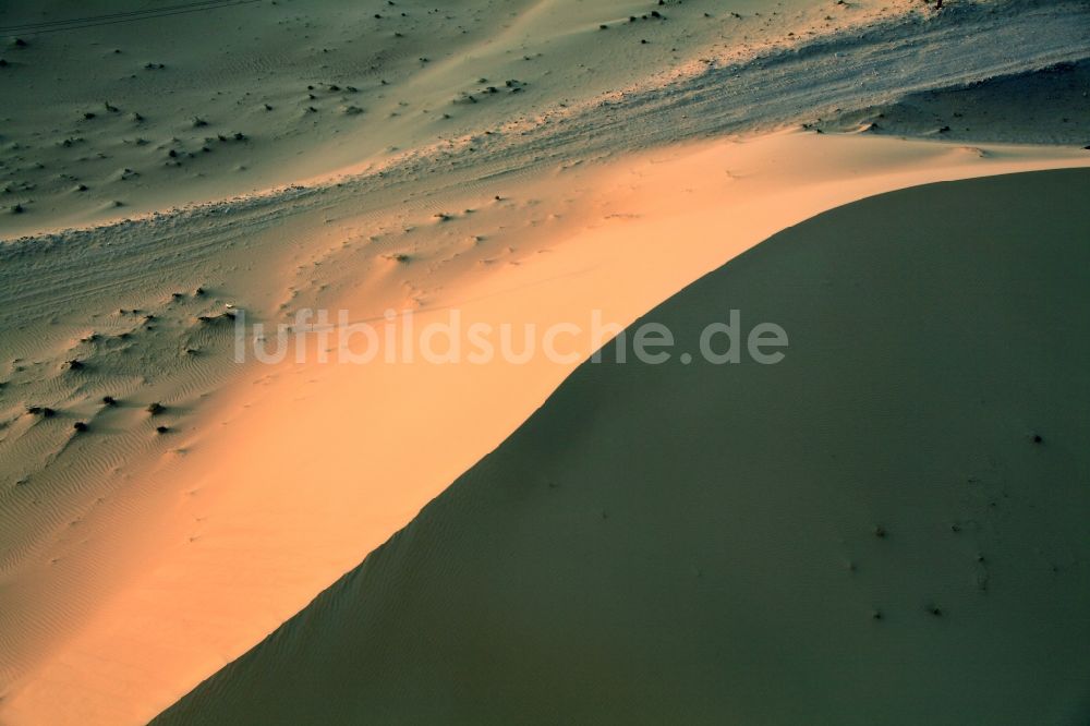 Dubai aus der Vogelperspektive: Sand- Dünen- und Wüsten- Landschaft bei Dubai, Vereinigte Arabische Emirate