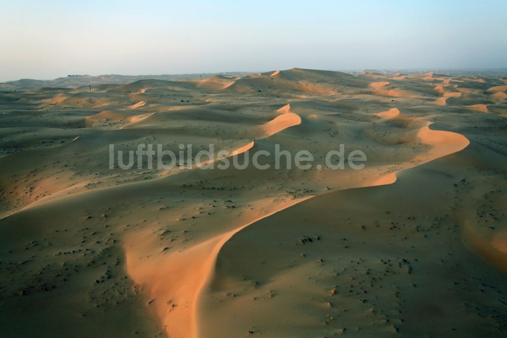 Luftaufnahme Dubai - Sand- Dünen- und Wüsten- Landschaft bei Dubai, Vereinigte Arabische Emirate