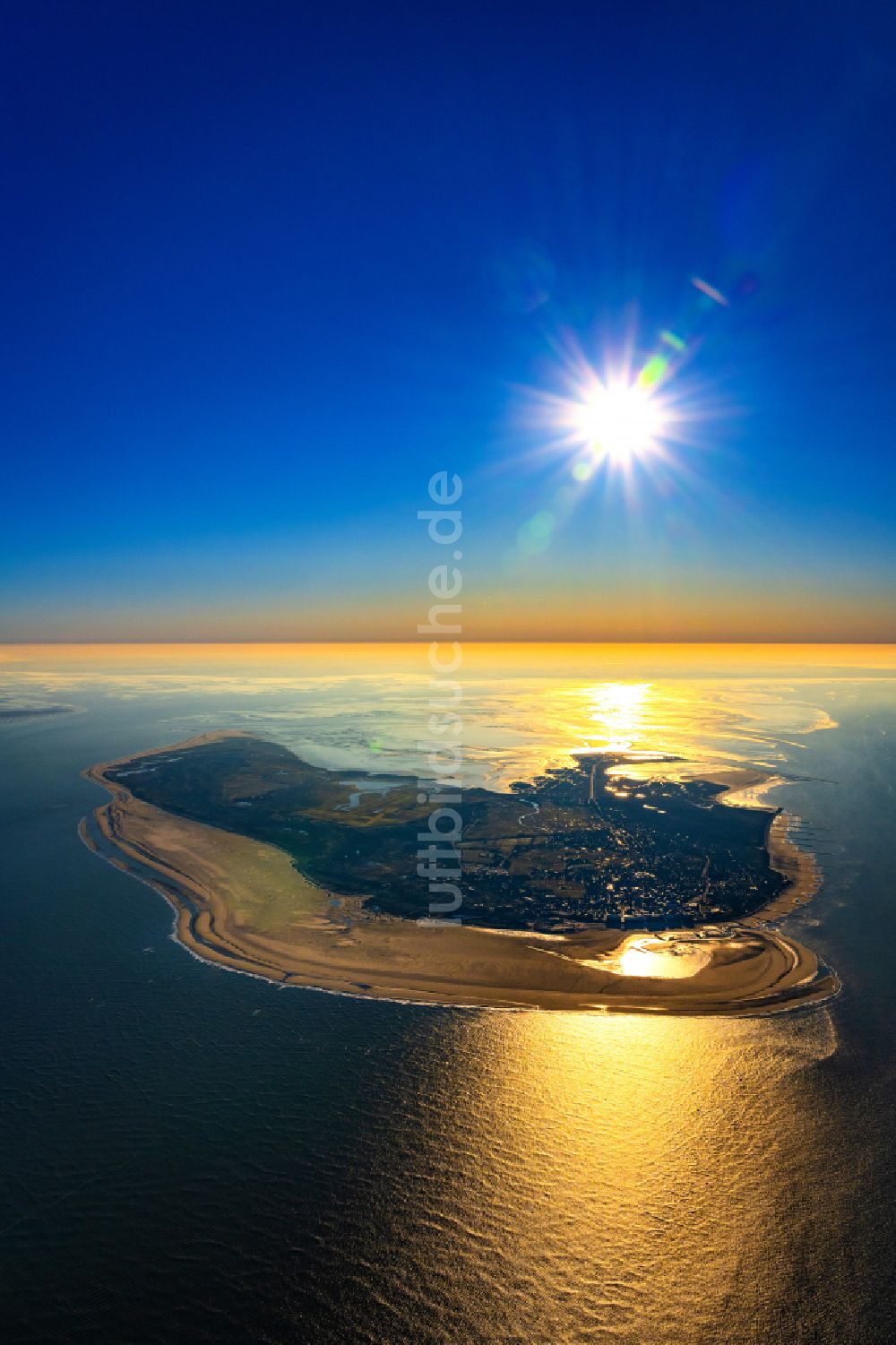 Luftaufnahme Borkum - Sand- Landschaft im Küstenbereich der Nordseeinsel Borkum im Sonnenaufgang im Bundesland Niedersachsen