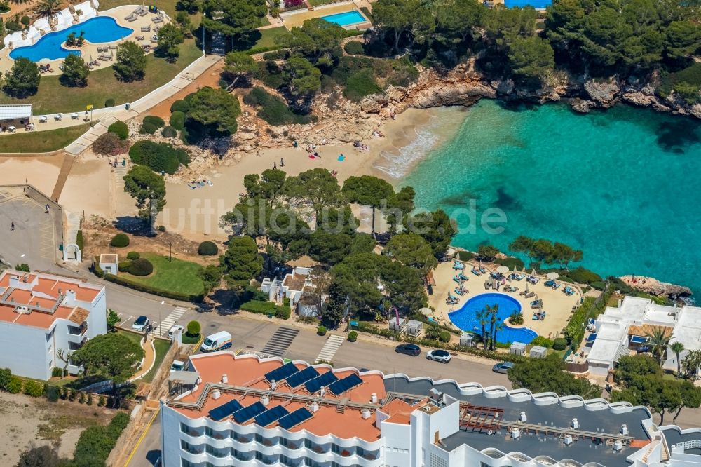 Luftaufnahme Cala D'or - Sand- Strand im Küstenbereich von Cala Ferrera in Cala D'or in Balearische Insel Mallorca, Spanien