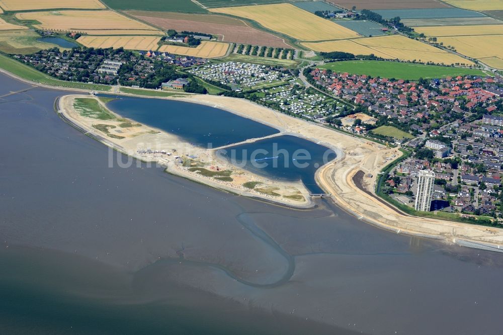 Büsum von oben - Sand- Strand im Küstenbereich der Familienlagune Perlebucht in Wattenmeer bei Büsum im Bundesland Schleswig-Holstein