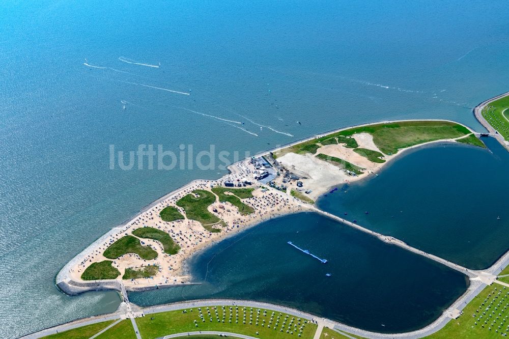 Büsum aus der Vogelperspektive: Sand- Strand im Küstenbereich der Familienlagune Perlebucht in Wattenmeer bei Büsum im Bundesland Schleswig-Holstein