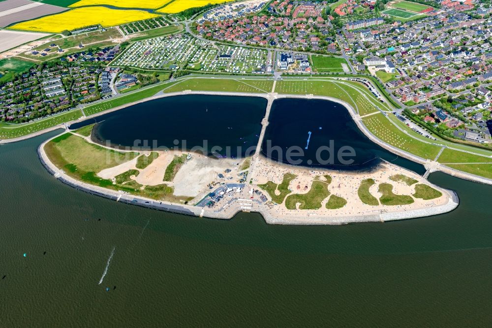 Luftaufnahme Büsum - Sand- Strand im Küstenbereich der Familienlagune Perlebucht in Wattenmeer bei Büsum im Bundesland Schleswig-Holstein