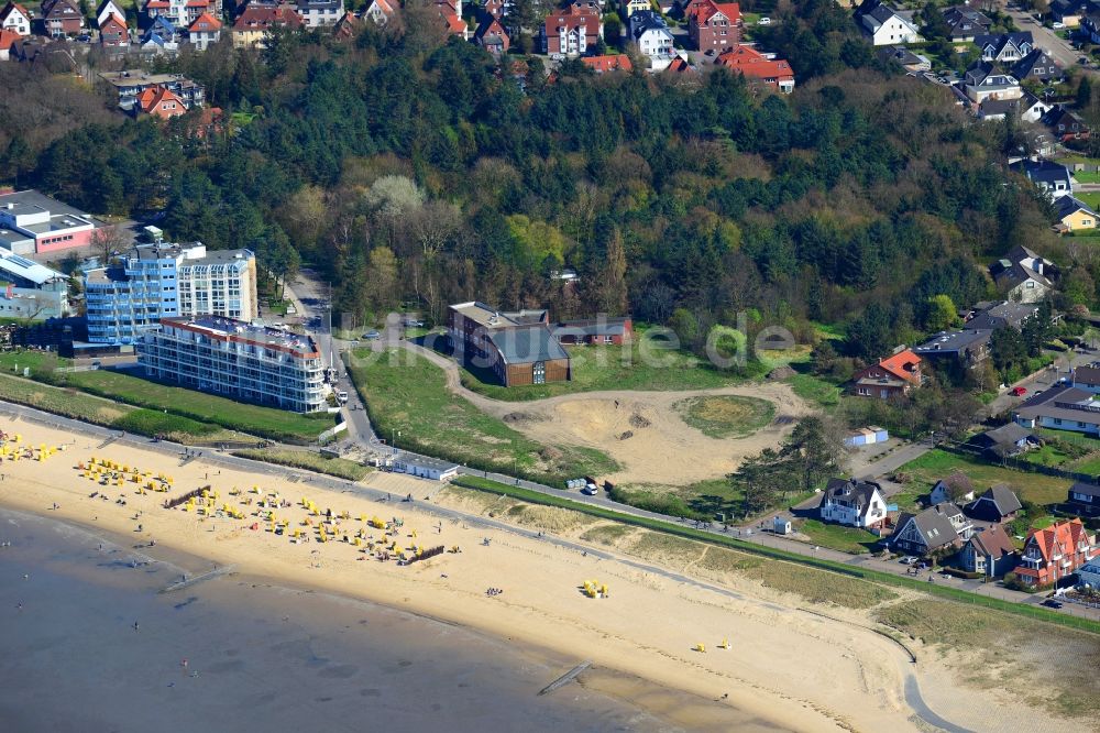 Luftaufnahme Cuxhaven - Sand- Strand und Küstenbereich mit Hotels, Restaurant und Waldstück im Stadtteil Duhnen in Cuxhaven im Bundesland Niedersachsen