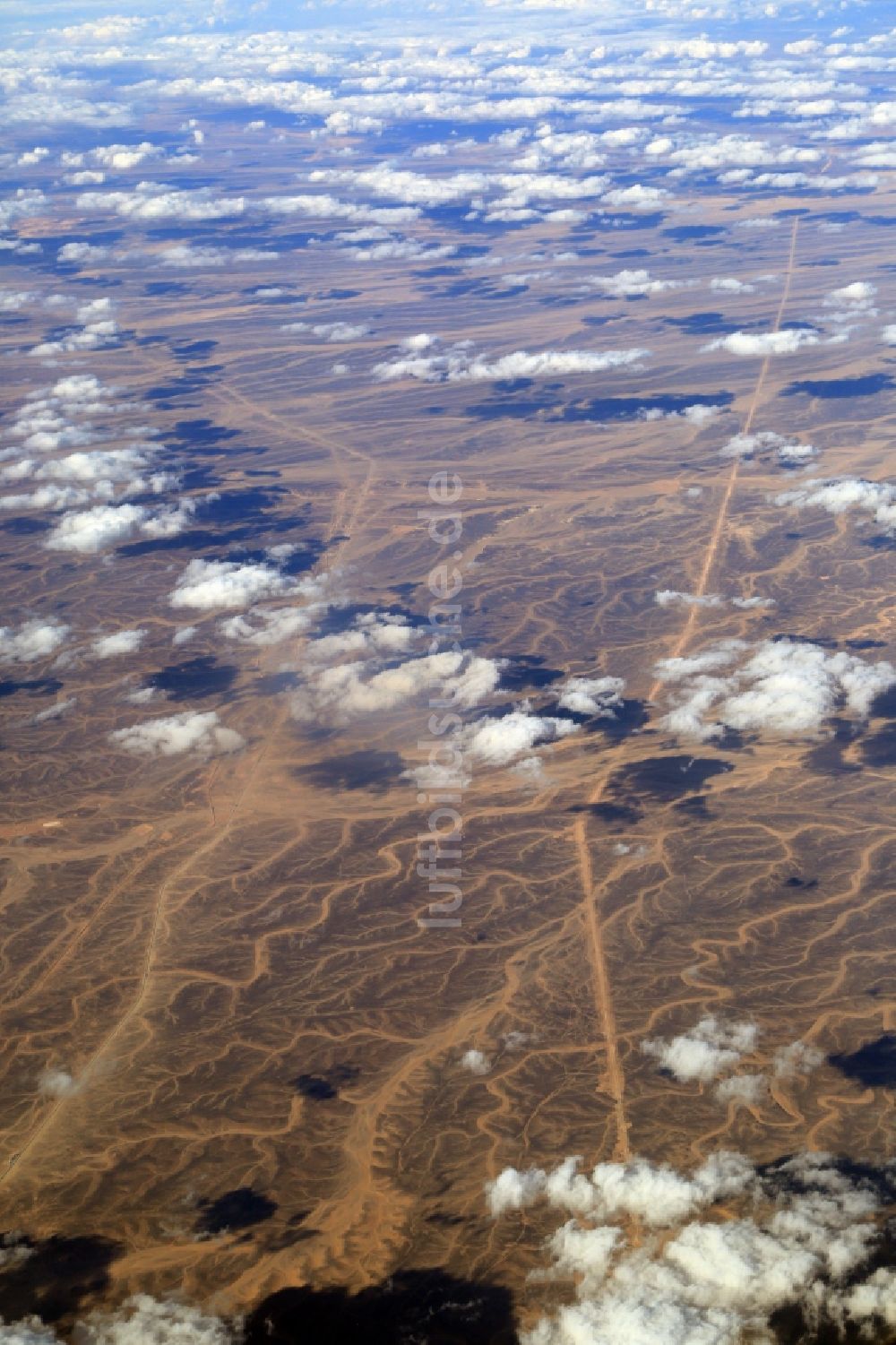 Luftaufnahme Ma'an - Sand- Wüste- Wolken- Wadis- und Gebirge in der Landschaft der Arabischen Wüste bei Ma'an im Ma'an Governorate, Jordanien