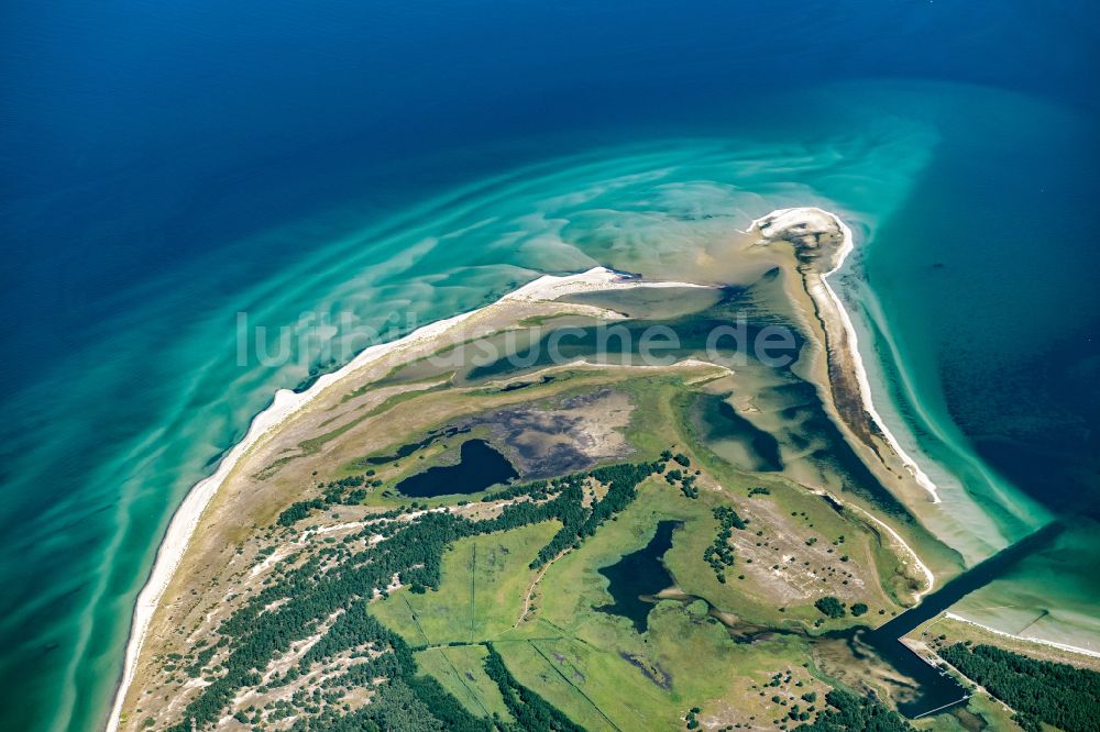 Born am Darß von oben - Sandbank- Landfläche durch Strömungen unter der Meeres- Wasseroberfläche der Ostsee am Naturschutzgebiet Darsser Ort in Born am Darß im Bundesland Mecklenburg-Vorpommern, Deutschland