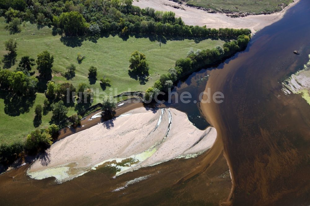 Luftaufnahme Saumur - Sandbank- Landfläche durch Strömungen unter der Wasseroberfläche der Loire bei Saumur in Pays de la Loire, Frankreich