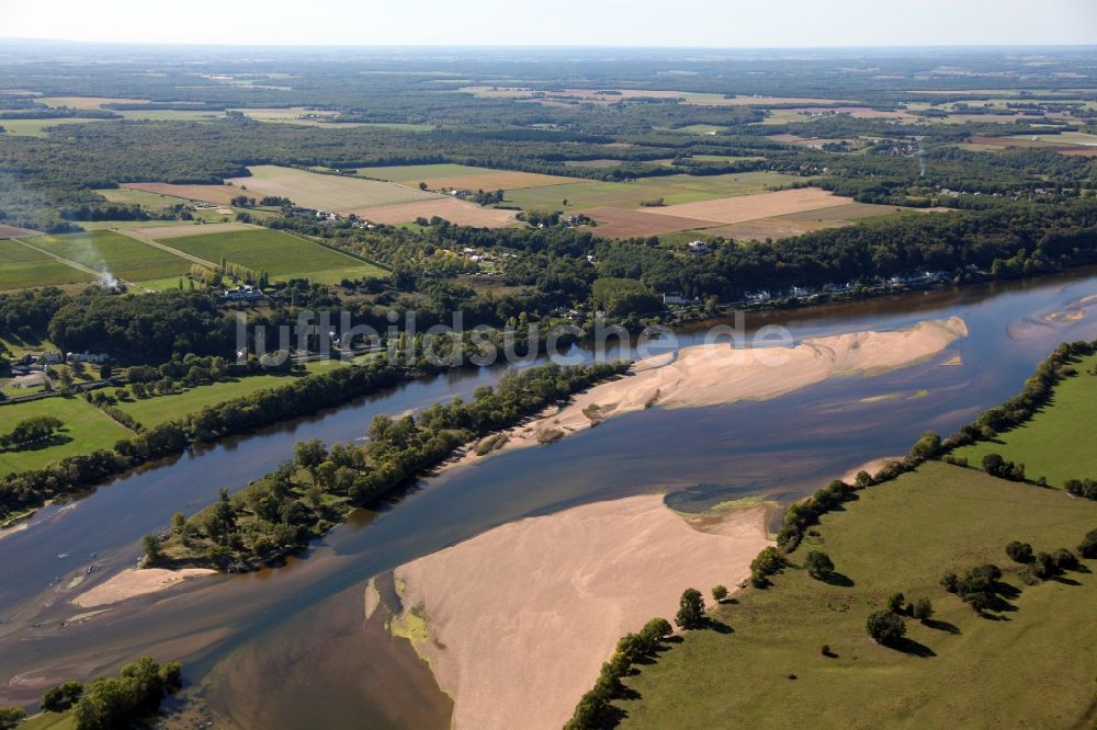 Luftbild Chenehutte Treves Cunault - Sandbank- Landfläche durch Strömungen unter der Wasseroberfläche der Loire in Chenehutte Treves Cunault in Pays de la Loire, Frankreich