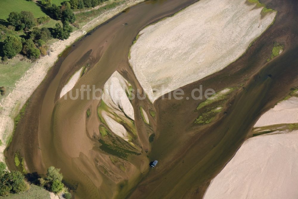 Saumur aus der Vogelperspektive: Sandbank- Landfläche durch Strömungen unter der Wasseroberfläche der Loire in Saumur in Pays de la Loire, Frankreich