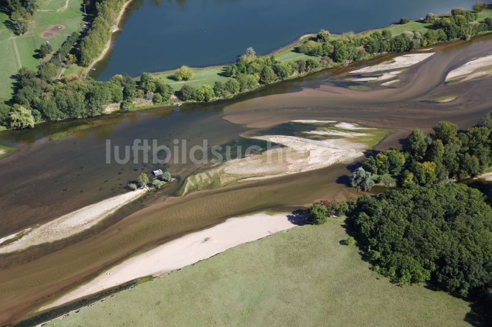 Luftbild Saumur - Sandbank- Landfläche durch Strömungen unter der Wasseroberfläche der Loire in Saumur in Pays de la Loire, Frankreich