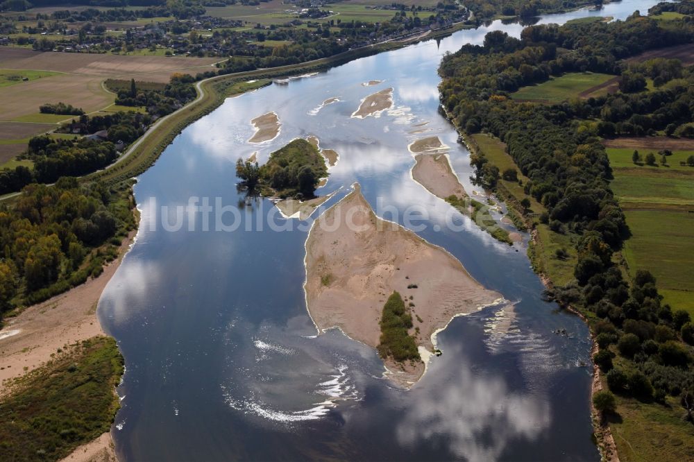 Luftbild Langeais - Sandbank- Landfläche durch Strömungen unter der Wasseroberfläche der Loire in Saumur in Pays de la Loire, Frankreich