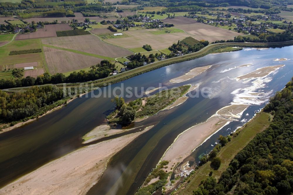 Luftaufnahme Langeais - Sandbank- Landfläche durch Strömungen unter der Wasseroberfläche der Loire in Saumur in Pays de la Loire, Frankreich