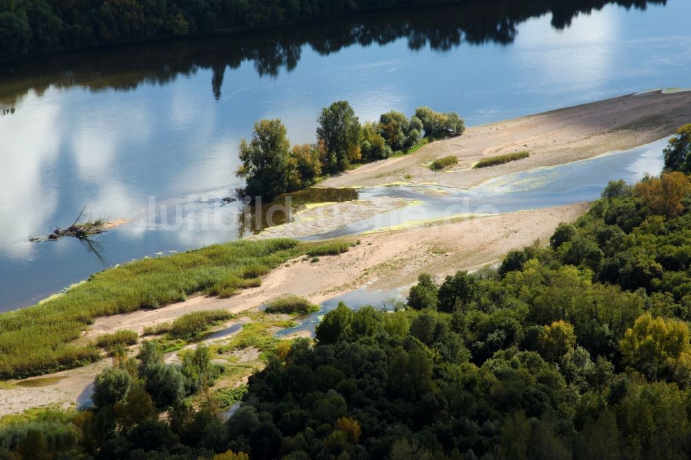 Saint-Patrice von oben - Sandbank- Landfläche durch Strömungen unter der Wasseroberfläche der Loire in Saumur in Pays de la Loire, Frankreich